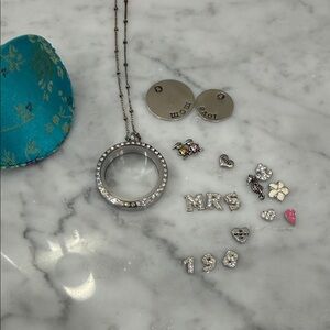Origami owl living locket mom and love plate and 15 charms